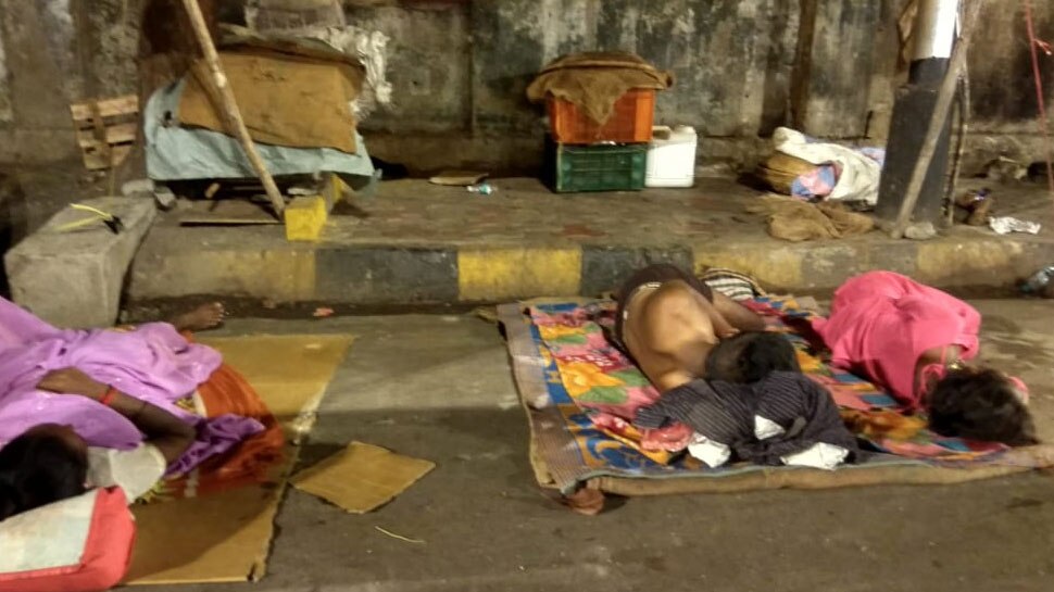 स्टेशन पर सोने से भागाती है पुलिस Police flee from sleep at station