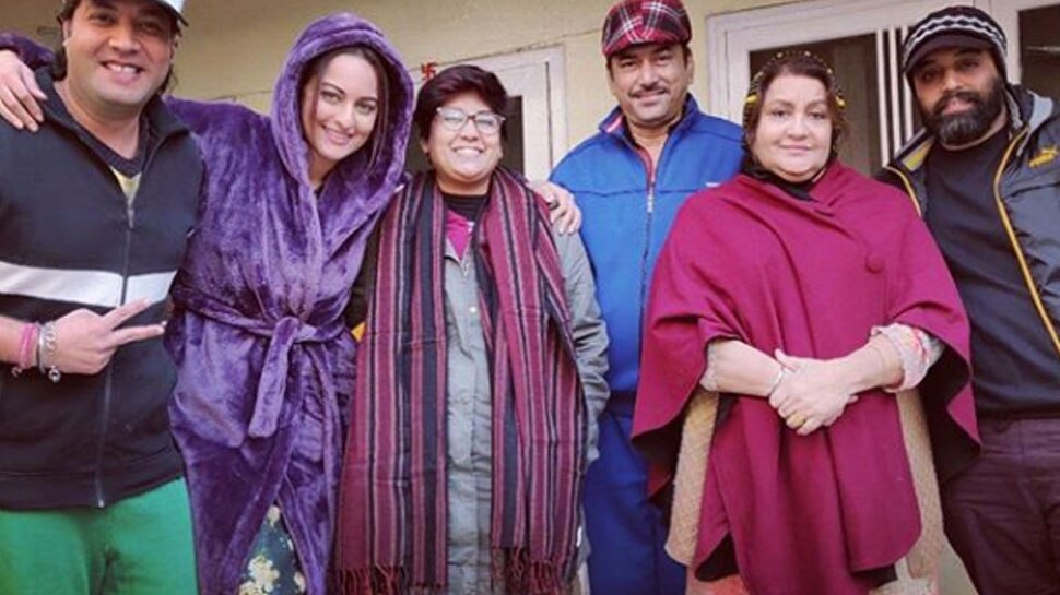 पर्पल कलर के नाइट सूट Sonakshi Sinha