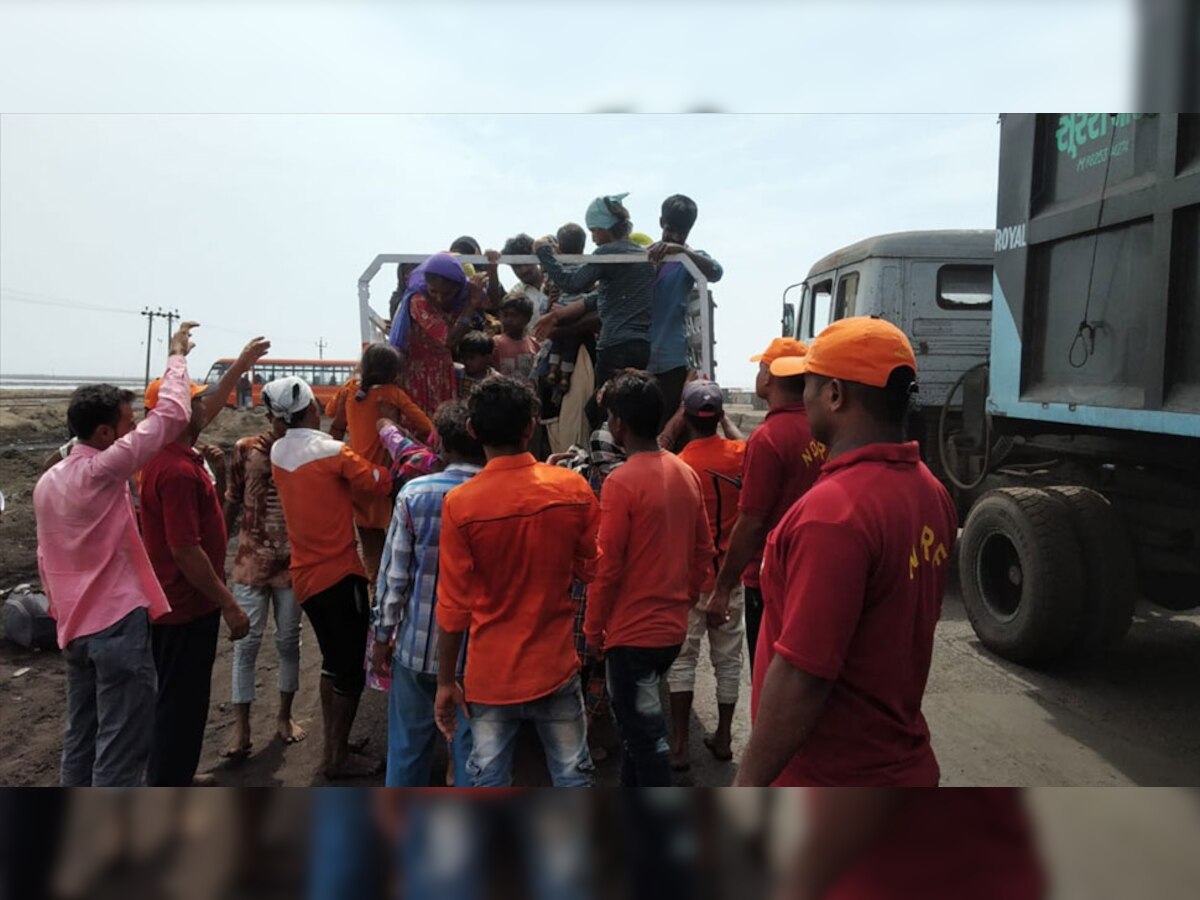 गुजरात और दीव पहुंची एनडीआरएफ की इन टीम तटीय इलाकों को खाली करा रहे हैं. फोटो साभार- आईएएनएस