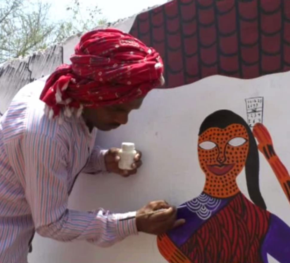 विदेशी पर्यटकों को आकर्षक करती है पेटिंग Petting attracts foreign tourists