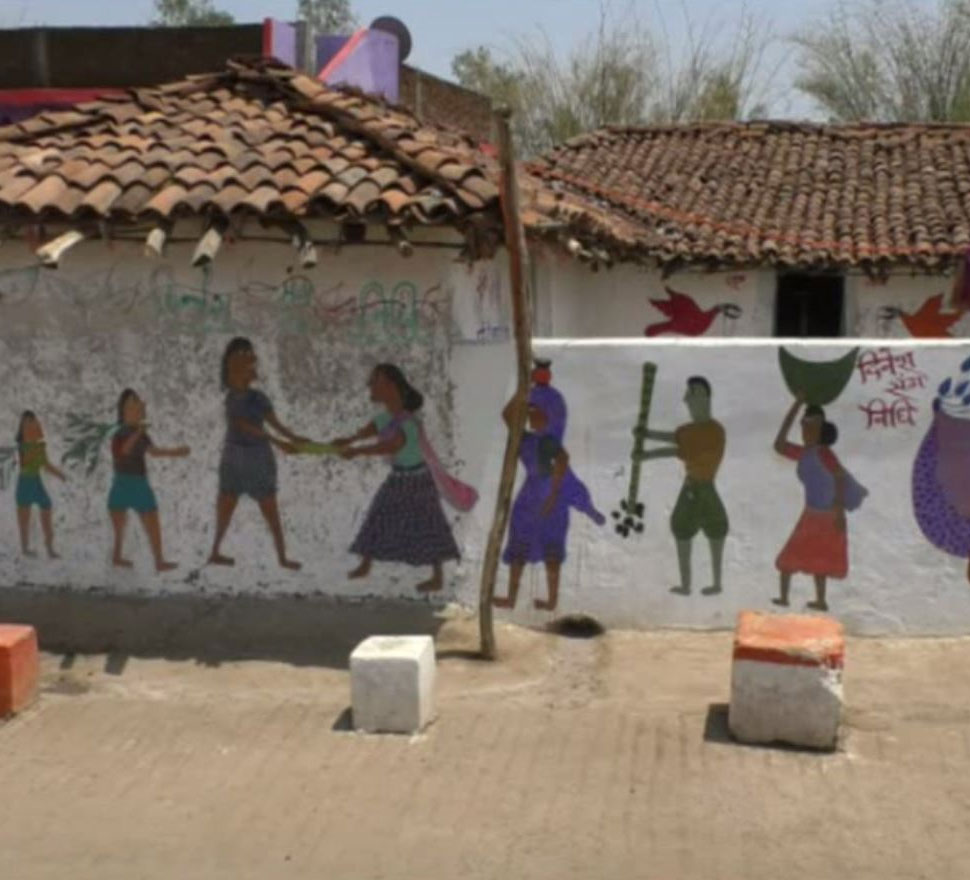 कपड़े, दीवार, मिट्टी हर जगह दिखती है चित्रकारी Clothing, wall, soil looks everywhere