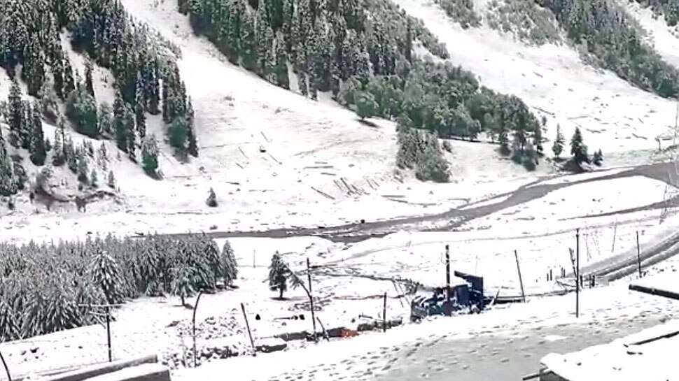 बर्फबारी के कारण यातायात ठप्प Traffic jam due to snowfall