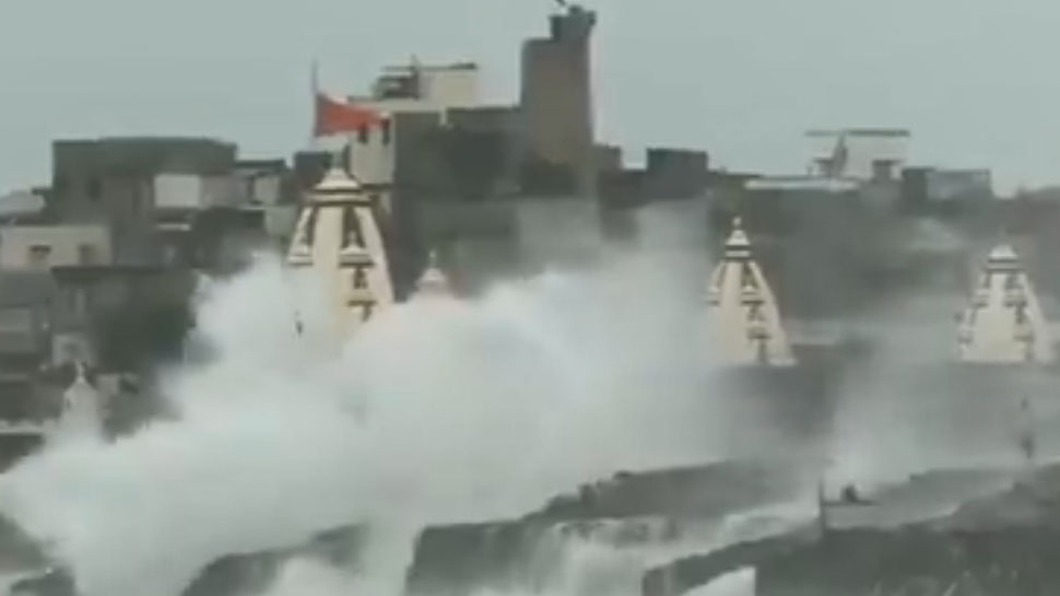 VIDEO: गुजरात की ओर मुड़ा चक्रवात 'वायु', पोरबंदर में चौपाटी बीच पर उठीं ऊंची लहरें