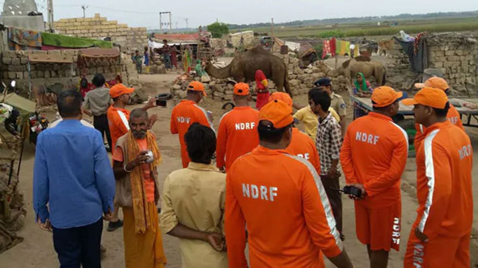 वायु चक्रवात हुआ बेहद गंभीर, 1.6 लाख लोग सुरक्षित स्थान पर पहुंचाए गए वायु चक्रवात हुआ बेहद गंभीर, 1.6 लाख लोग सुरक्षित स्थान पर पहुंचाए गए