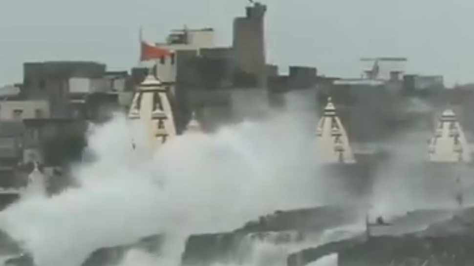 चक्रवात 'वायु' से निपटने को तैयार है गुजरात, अलग-अलग एयरबेस पर तैनात हैं हेलीकॉप्टर चक्रवात 'वायु' से निपटने को तैयार है गुजरात, अलग-अलग एयरबेस पर तैनात हैं हेलीकॉप्टर
