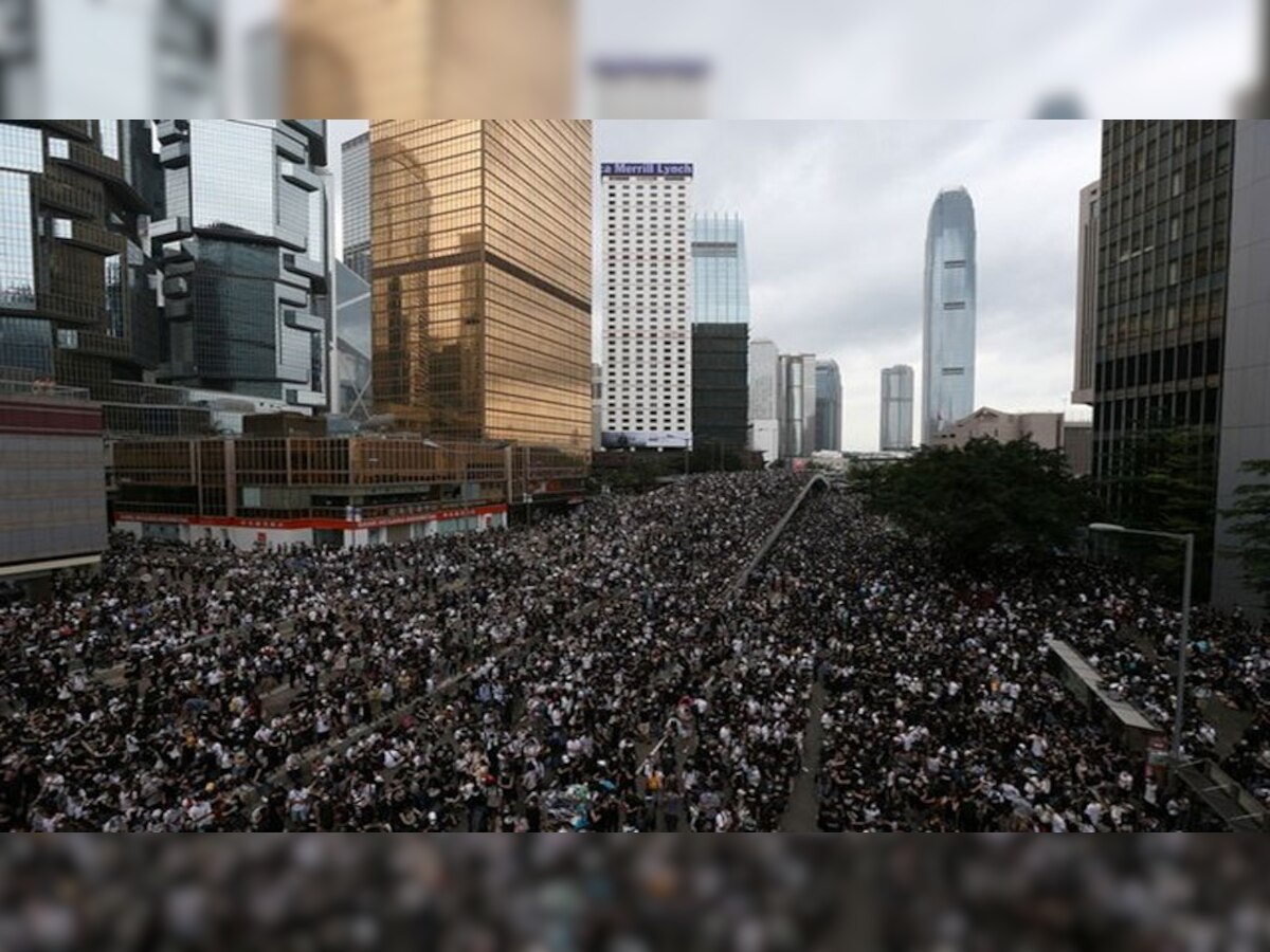 हांगकांग में प्रदर्शनकारियों ने संसद में घुसने की कोशिश की, पुलिस ने किया आंसू गैस का इस्तेमाल 