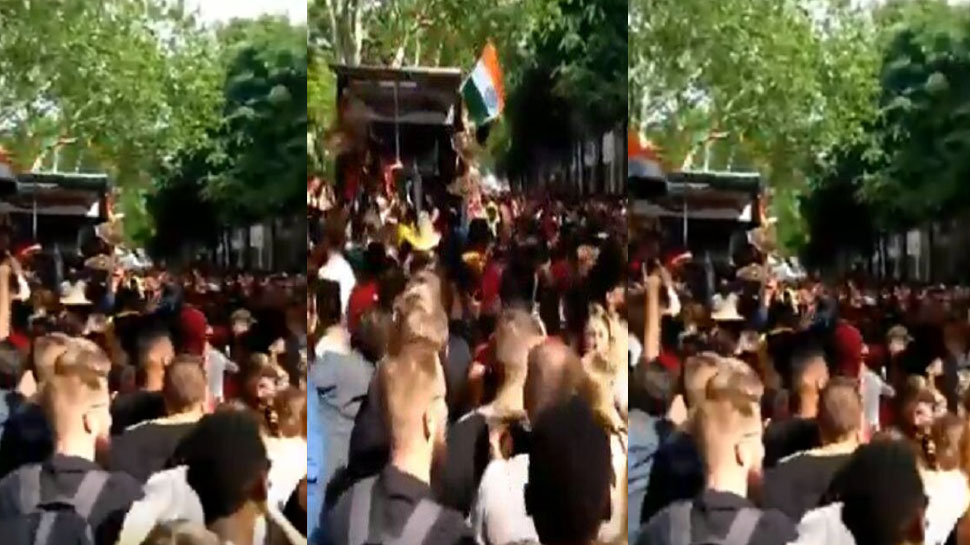 ...जब विदेशी सड़कों पर गूंजा भोजपुरी गाना 'जिला टॉप लागेलू', तो ऐसे मदमस्त हुए लोग, VIDEO VIRAL 