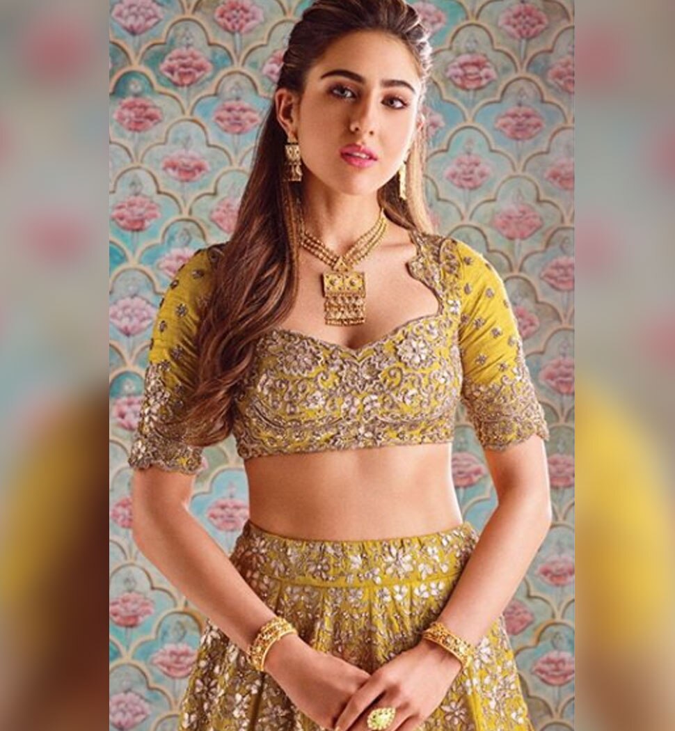 यलो गोल्डन लुक Sara Ali Khan