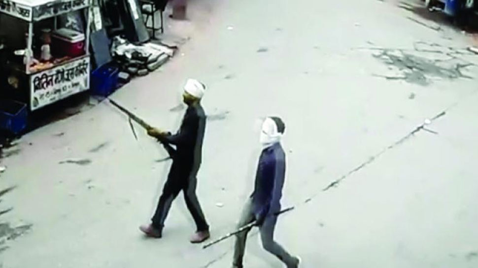 धौलपुर: डकैत जगन गुर्जर का आतंक, बंदूक के बल पर महिलाओं से की मारपीट, निर्वस्त्र कर घुमाया धौलपुर: डकैत जगन गुर्जर का आतंक, बंदूक के बल पर महिलाओं से की मारपीट, निर्वस्त्र कर घुमाया