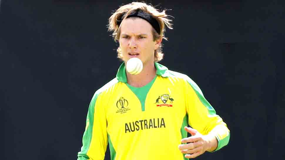 Ball Tampering Claim: एडम जंपा ही नहीं, भारतीय फील्डर भी ठंड से बचने के लिए करते हैं ऐसा... Ball Tampering Claim: एडम जंपा ही नहीं, भारतीय फील्डर भी ठंड से बचने के लिए करते हैं ऐसा...