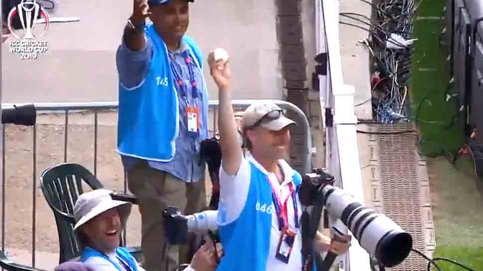 VIDEO: क्रिकेटर नहीं, कैमरामैन ने पकड़ा है इस World Cup का सबसे बेहतरीन कैच VIDEO: क्रिकेटर नहीं, कैमरामैन ने पकड़ा है इस World Cup का सबसे बेहतरीन कैच