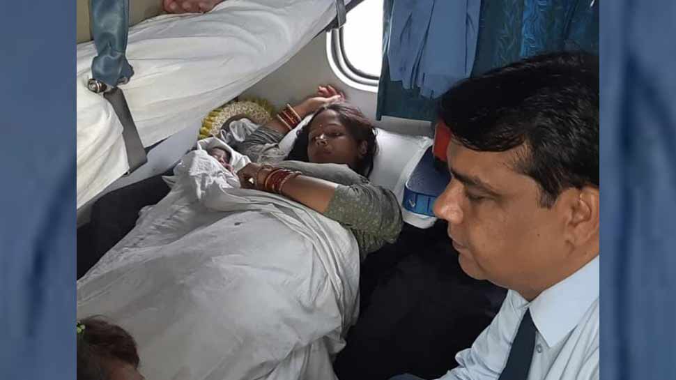 ट्रेन में डॉक्टर नहीं मिला तो TTE ने कराई डिलीवरी, Railway ने शेयर की फोटो
