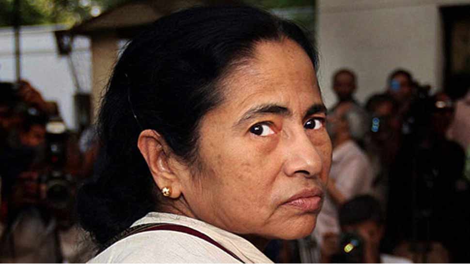 डॉक्टरों की हड़ताल पर हाईकोर्ट का ममता सरकार को अल्टीमेटम, '7 दिन में समस्या का हल निकालें' डॉक्टरों की हड़ताल पर हाईकोर्ट का ममता सरकार को अल्टीमेटम, '7 दिन में समस्या का हल निकालें'