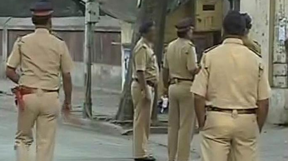 अहमदाबादः मैच पर लग रहा था सट्टा, पुलिस ने डाली रेड तो घर की छत से कूदे युवक, 1 की मौत अहमदाबादः मैच पर लग रहा था सट्टा, पुलिस ने डाली रेड तो घर की छत से कूदे युवक, 1 की मौत