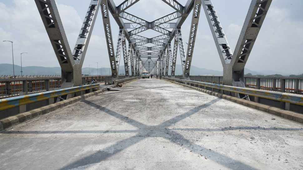 असम: ब्रह्मपुत्र नदी पर बने ऐसिहासिक ब्रिज की मरम्मत का कार्य युद्ध स्तर पर जारी असम: ब्रह्मपुत्र नदी पर बने ऐसिहासिक ब्रिज की मरम्मत का कार्य युद्ध स्तर पर जारी