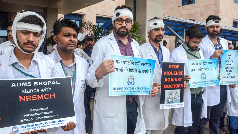 आंदोलनकारी चिकित्सकों ने बातचीत के ममता के प्रस्ताव को ठुकराया, जारी रखेंगे प्रदर्शन