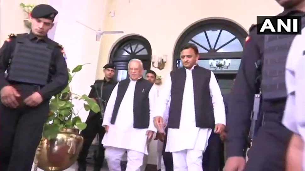 UP: बिगड़ रही कानून-व्यवस्था को लेकर अखिलेश ने राज्यपाल को दिया ज्ञापन, योगी सरकार पर साधा निशाना