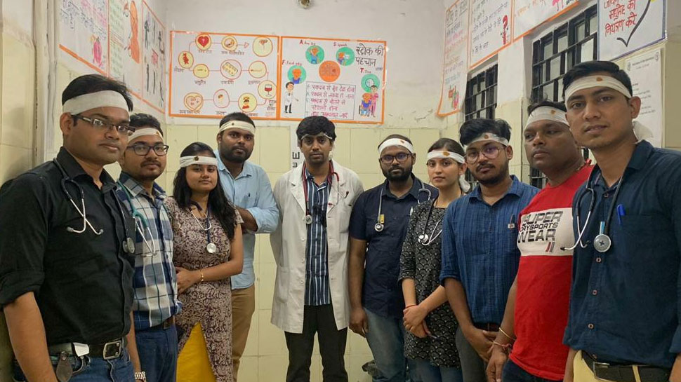 हेलमेट पहनकर रहे हैं काम Helmet wear