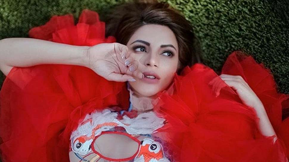 शमा इन दिनों हॉलीडे पर हैं shama sikander trolled for red bikini
