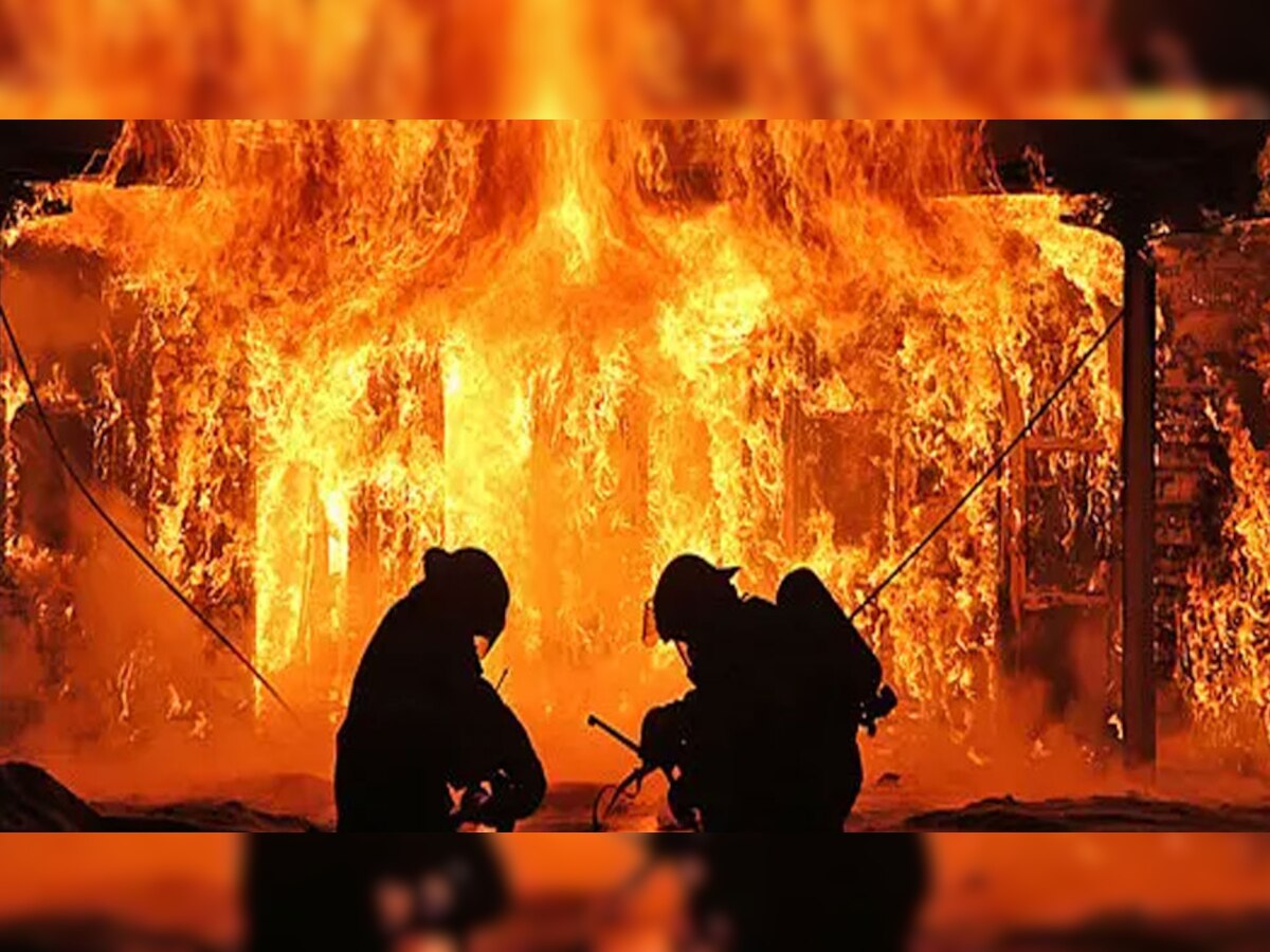 प्लास्टिक कंपनी में भीषण आग से एक कर्मचारी की मौत, करोड़ों का नुकसान