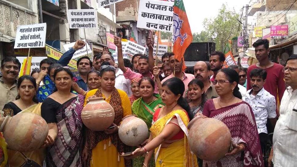 राजस्थान में पानी पर सियासी उबाल, दूसरे दिन भी BJP ने किया मटका फोड़ प्रोटेस्ट