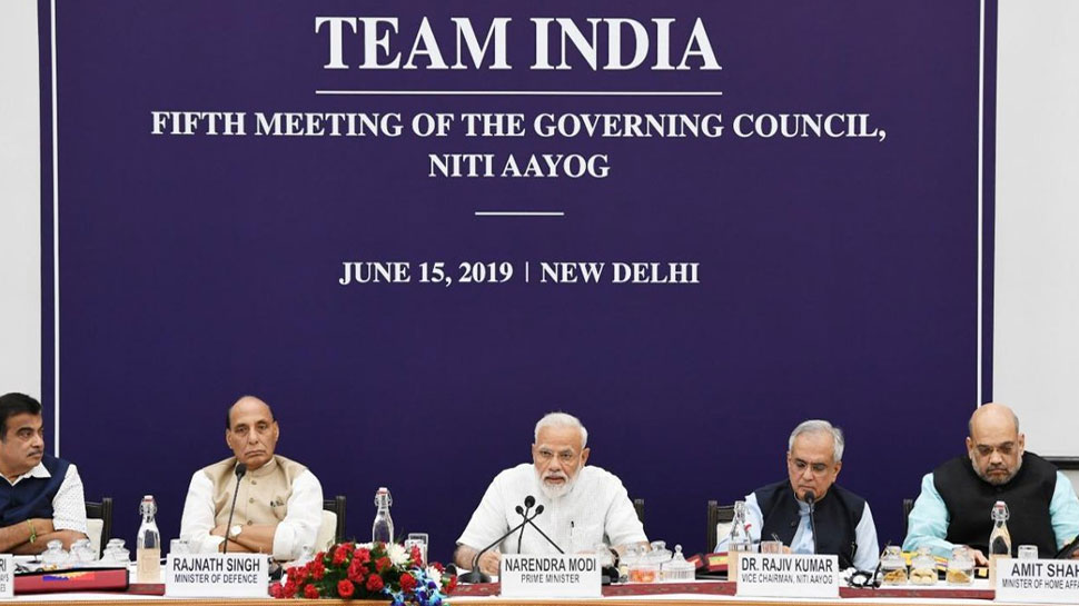नीति आयोग की बैठक में PM मोदी ने भारतीय अर्थव्यवस्था को 5000 बिलियन डॉलर पहुंचाने का लक्ष्य रखा नीति आयोग की बैठक में PM मोदी ने भारतीय अर्थव्यवस्था को 5000 बिलियन डॉलर पहुंचाने का लक्ष्य रखा