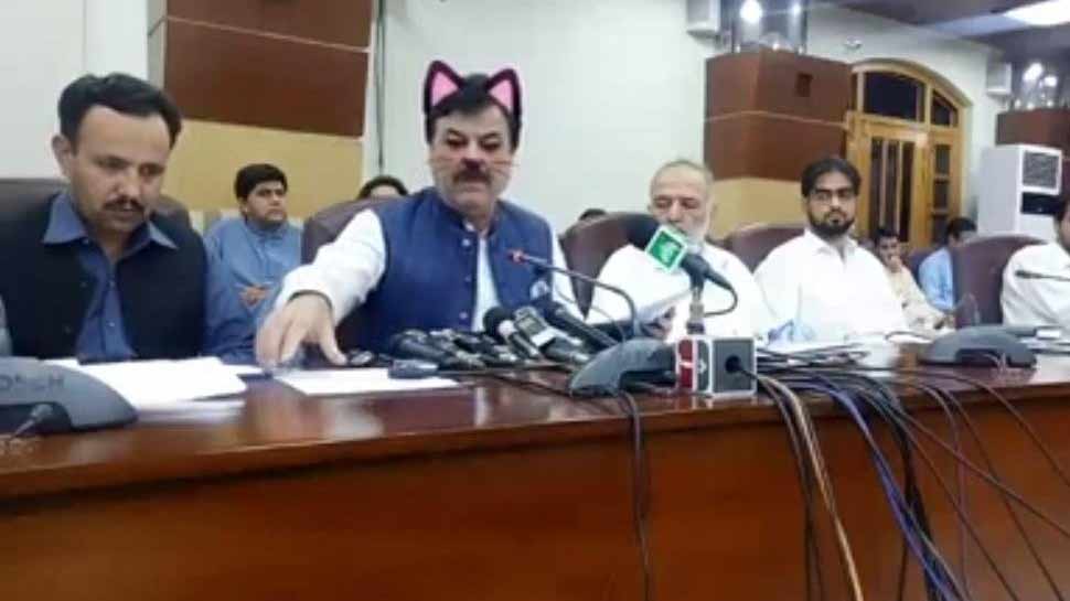पाकिस्तान के मंत्री फेसबुक पर थे लाइव, अचानक बिल्ली जैसे दिखने लगे तो लोगों ने उड़ाया मजाक