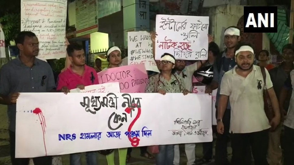 पश्चिम बंगाल में डॉक्टरों का आंदोलन जारी, बातचीत का मुख्यमंत्री का प्रस्ताव ठुकराया