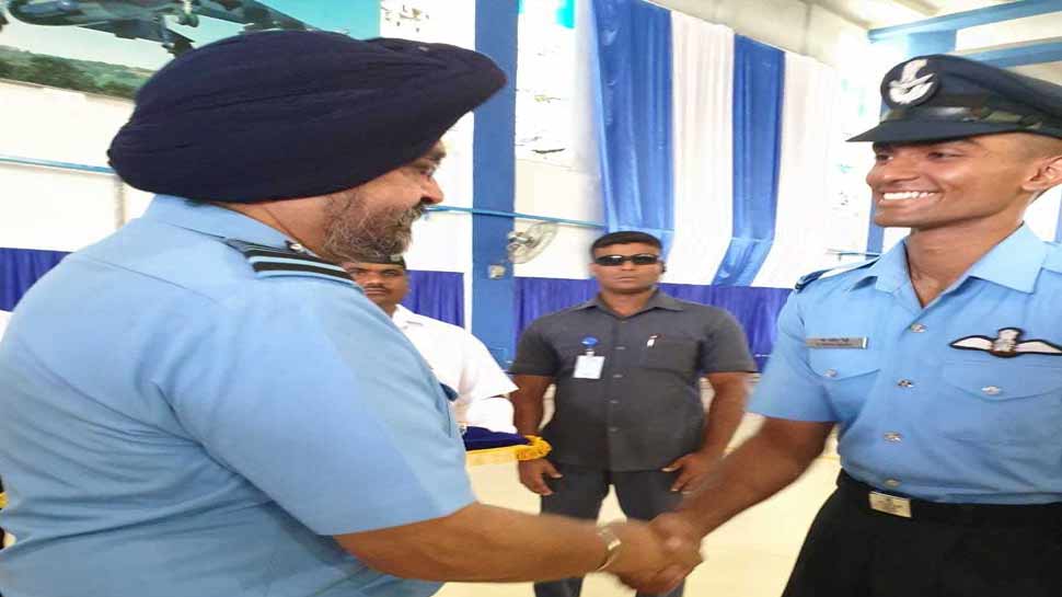 सूबेदार का बेटा बना फ्लाइंग ऑफिसर, वायुसेना प्रमुख ने अपनी वर्दी से निकालकर दिए विंग्स सूबेदार का बेटा बना फ्लाइंग ऑफिसर, वायुसेना प्रमुख ने अपनी वर्दी से निकालकर दिए विंग्स