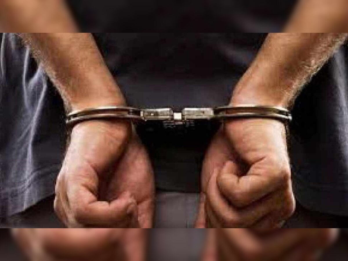 उत्तर प्रदेश के बुलंदशहर निवासी व्यक्ति को शुक्रवार को न्यू अशोक नगर में उसके किराये के फ्लैट से गिरफ्तार किया गया. 
