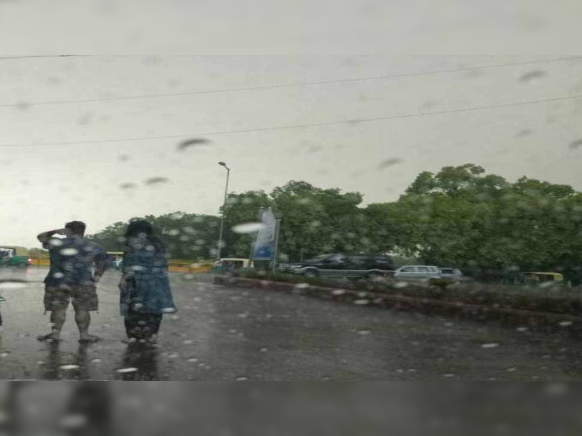 मौसम विभाग का अनुमान है कि 18 और 19 जून को दिल्ली और इसके आसपास के इलाकों में तेज बारिश होगी.