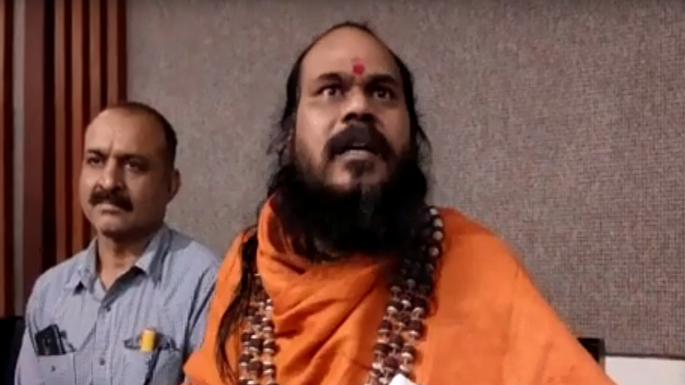कलेक्टर के मना करने के बाद भी अड़े बाबा, बोले- 'मैं जल समाधि लेकर रहूंगा' कलेक्टर के मना करने के बाद भी अड़े बाबा, बोले- 'मैं जल समाधि लेकर रहूंगा'