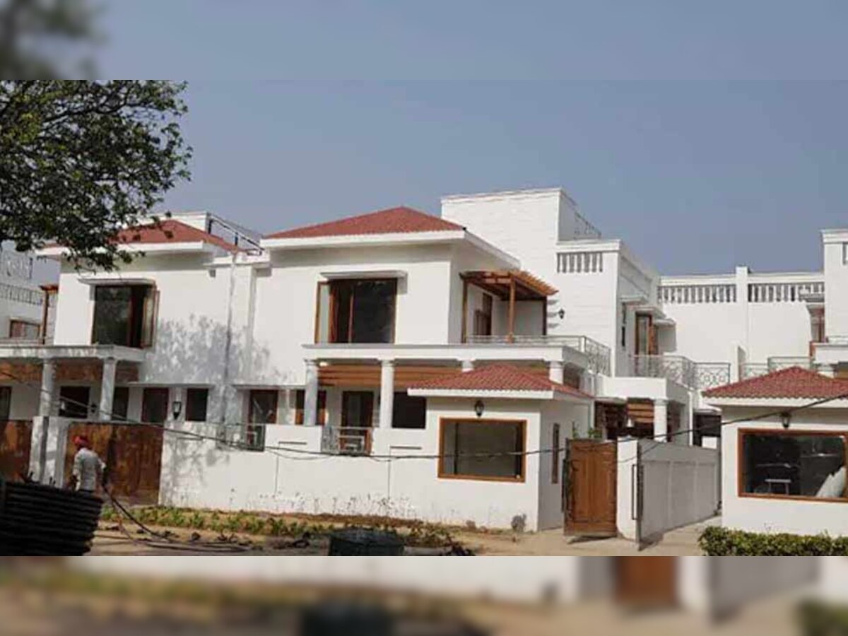 लुटियन दिल्ली में स्थायी सरकारी आवास नहीं मिलने तक सरकार ने करीब 350 सांसदों के रहने के लिए अस्थायी व्यवस्था की है.