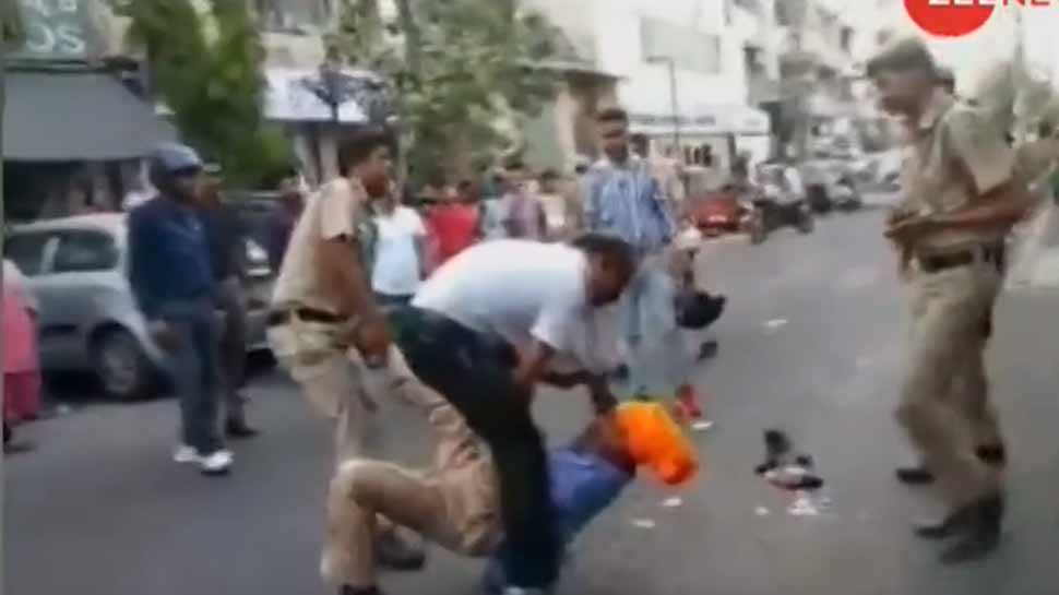 VIDEO: हाथ में तलवार लिए पुलिसवालों से भिड़ा टेंपो ड्राइवर, ASI को किया घायल