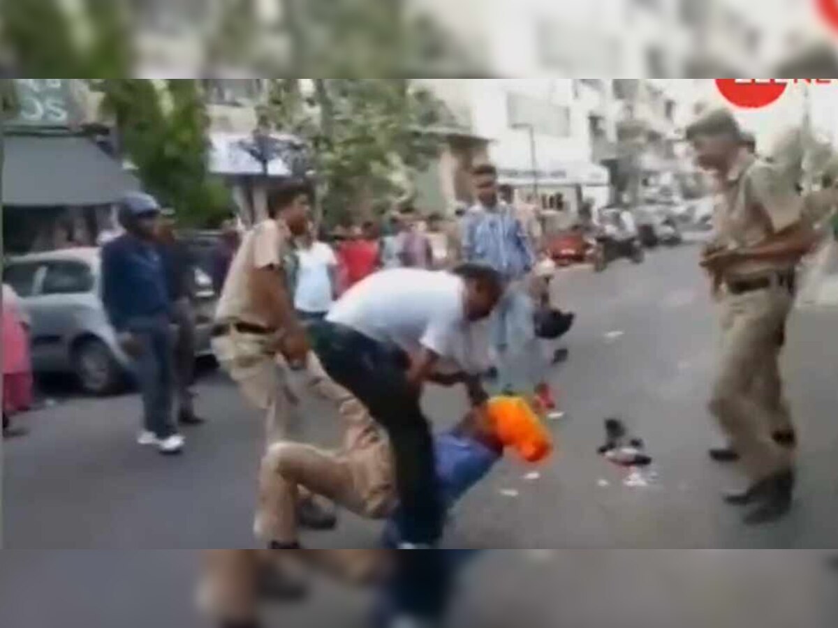 VIDEO: हाथ में तलवार लिए पुलिसवालों से भिड़ा टेंपो ड्राइवर, ASI को किया घायल