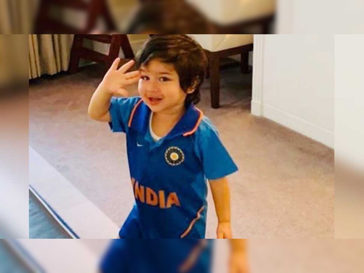 तैमूर की वायरल हुई इस फोटो में उन्होंने टीम इंडिया की जर्सी पहनी हुई है (फोटो सभारः bollywoodaccess/Instagram)