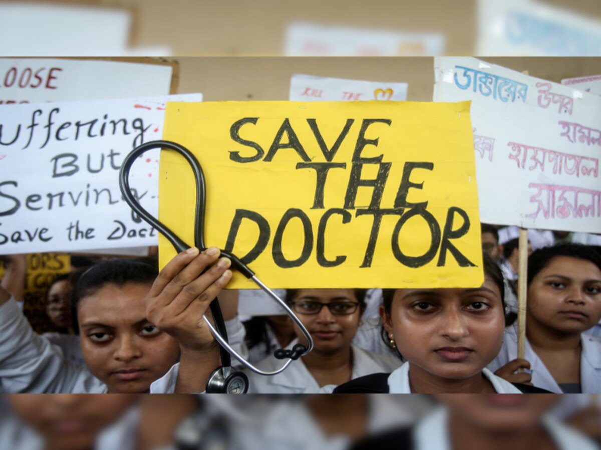 दो चिकित्सकों पर हमले की घटना के बाद से पश्चिम बंगाल में चिकित्सक 11 जून से हड़ताल पर हैं. (फाइल फोटो)