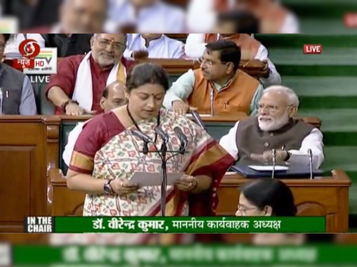 लोकसभा में स्मृति ईरानी के शपथ लेने पर पार्टी सदस्यों ने देर तक किया अभिनंदन