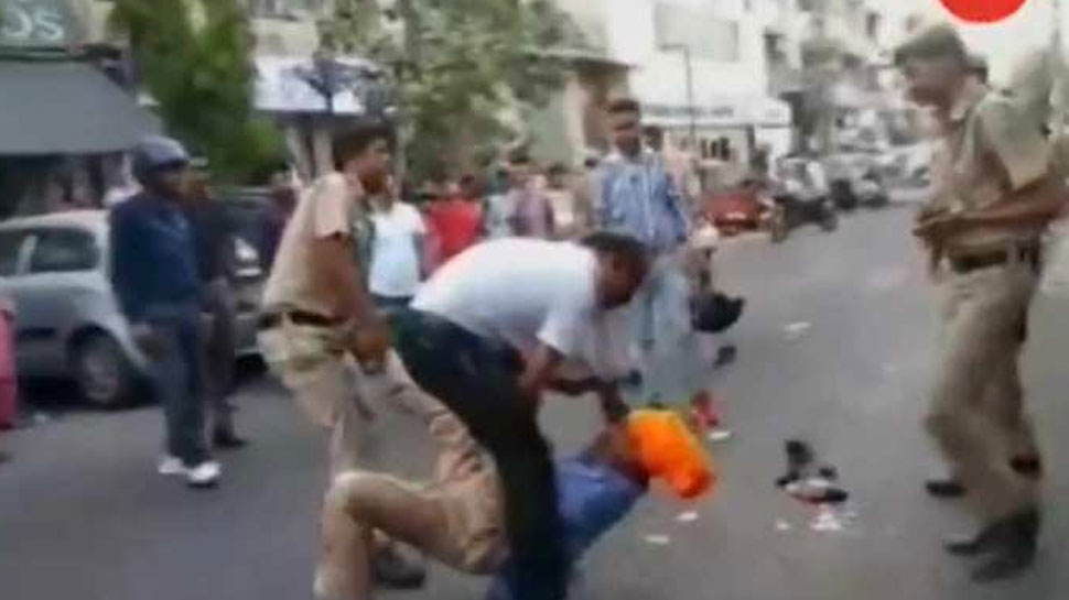 दिल्ली में मिनी टैक्सी चालक पर हमले के आरोप में 3 पुलिसकर्मी हुए निलंबित दिल्ली में मिनी टैक्सी चालक पर हमले के आरोप में 3 पुलिसकर्मी हुए निलंबित