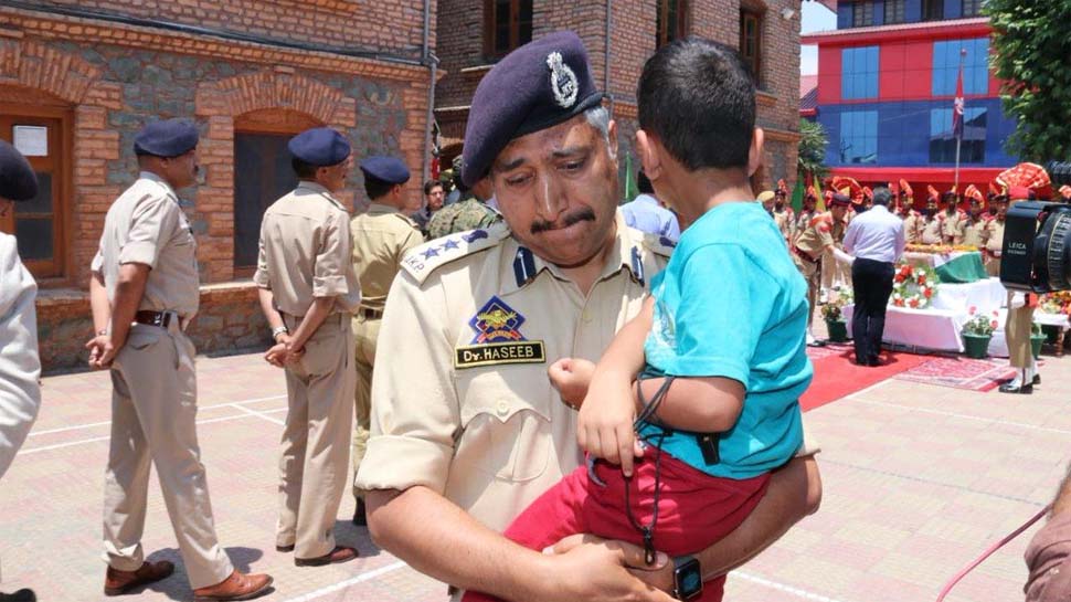 शहीद के अंतिम संस्कार में 4 साल के बेटे ने किया सेल्यूट तो SSP भी नहीं रोक सके आंसू