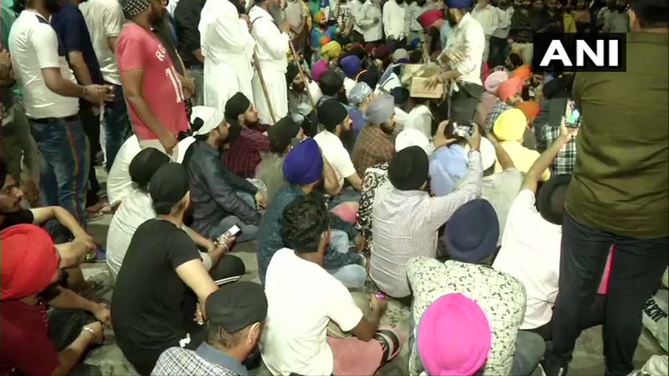 सिख चालक की पिटाई का मामला: मुखर्जी नगर में हजारों लोगों ने थाना घेरा, BJP विधायक से धक्कामुक्की