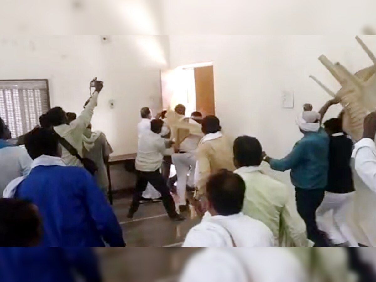VIDEO: 'नेता जी' जुटे थे हार की समीक्षा करने, कार्यकर्ताओं ने दौड़ा-दौड़ाकर पीटा
