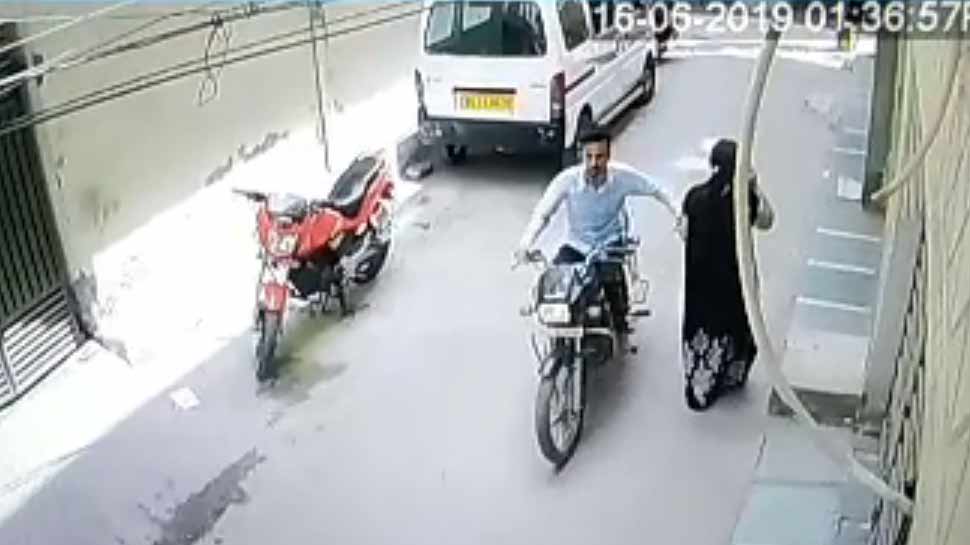 VIDEO: महिला का पर्स छीनकर भागता चोर CCTV में हुआ कैद, पुलिस ने जाल बिछाकर पकड़ा 
