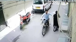 VIDEO: महिला का पर्स छीनकर भागता चोर CCTV में हुआ कैद, पुलिस ने जाल बिछाकर पकड़ा 