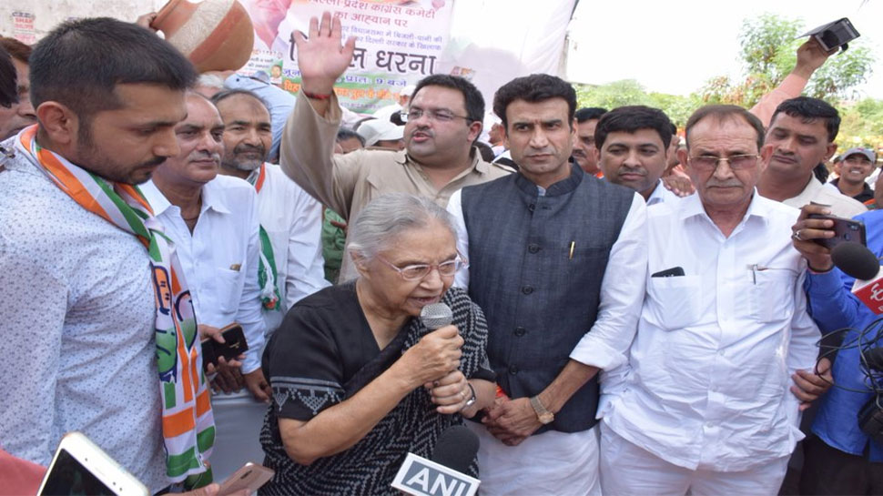 दिल्ली कांग्रेस ने ‘पानी और बिजली’ की कमी को लेकर किया प्रदर्शन दिल्ली कांग्रेस ने ‘पानी और बिजली’ की कमी को लेकर किया प्रदर्शन