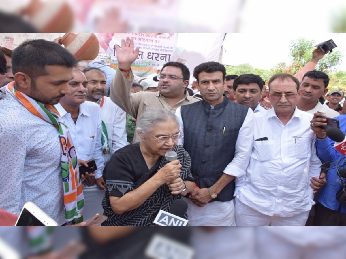 दिल्ली कांग्रेस ने ‘पानी और बिजली’ की कमी को लेकर किया प्रदर्शन 