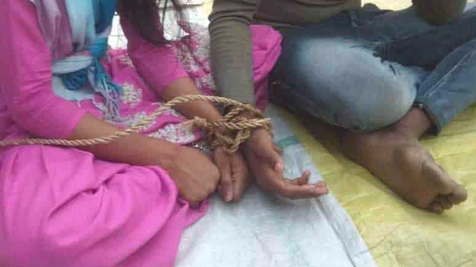 बिहार : पंचायत का तुगलकी फरमान, प्रेमी जोड़े की सरेआम पिटाई