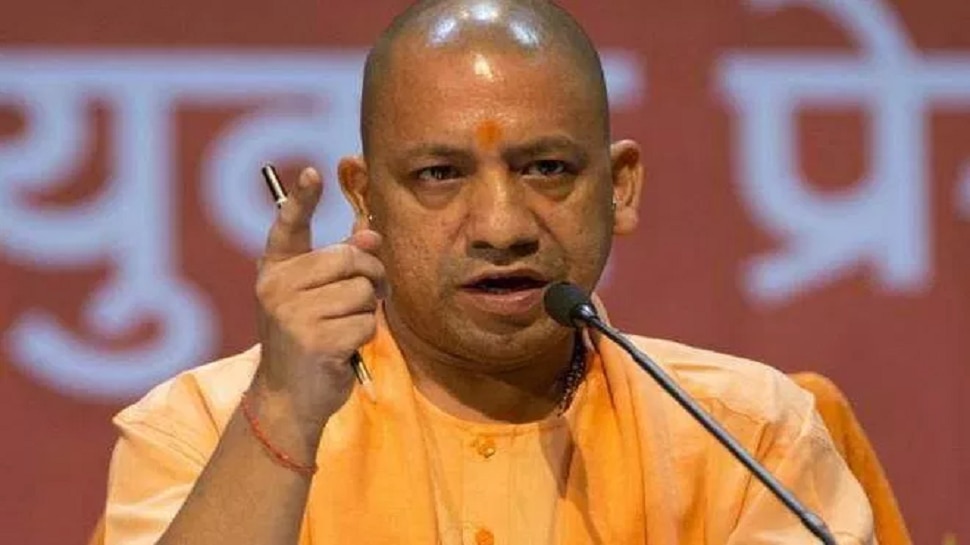 सिर्फ समीक्षा बैठक ही नहीं, बल्कि CM योगी के कार्यक्रम में भी मोबाइल पर लगा बैन