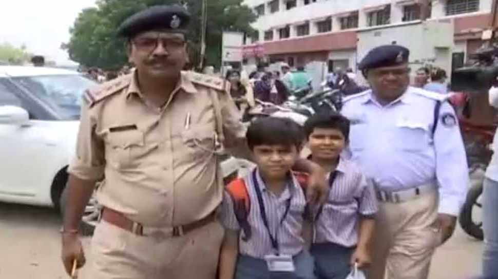 Strike of school bus association in Vadodara police took students to ...