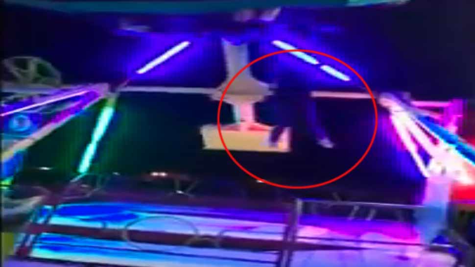 VIDEO: एम्यूजमेंट पार्क में मस्ती कर रही महिला अचानक राइड से गिरी और फिर...